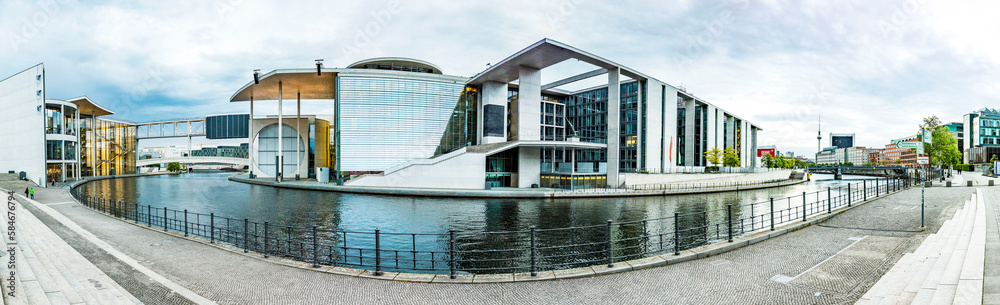 Φωτογραφία night view of Marie-Elisabeth-Luders-Haus in Berlin, film and light show