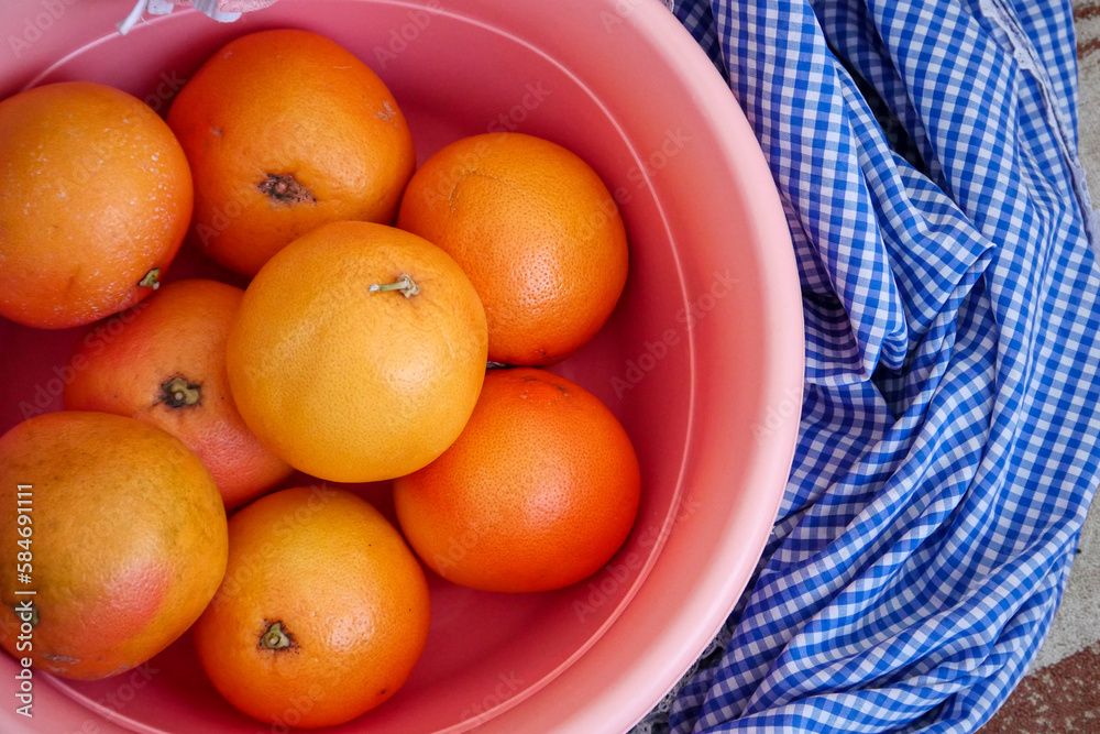 large quantities of large grapefruits in a large bowl,close-up grapefruit fruit, large quantities of large grapefruits in a large bowl,close-up grapefruit fruit,