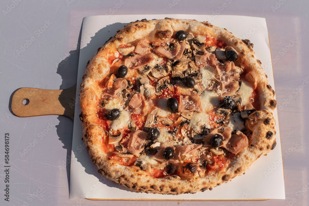 Pizza z pieca opalanego drewnem.