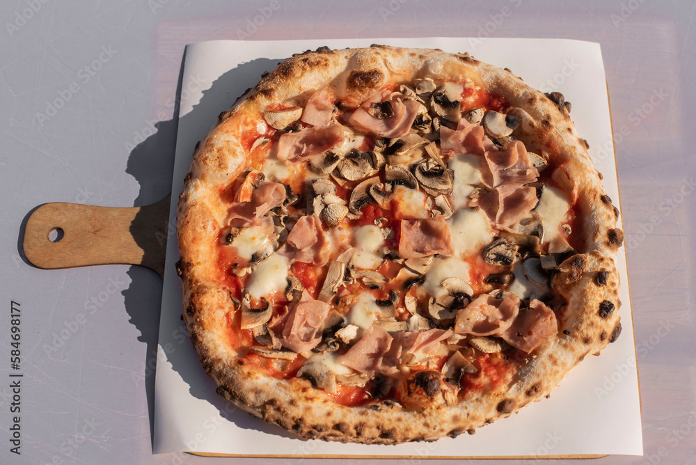 Pizza z pieca opalanego drewnem.