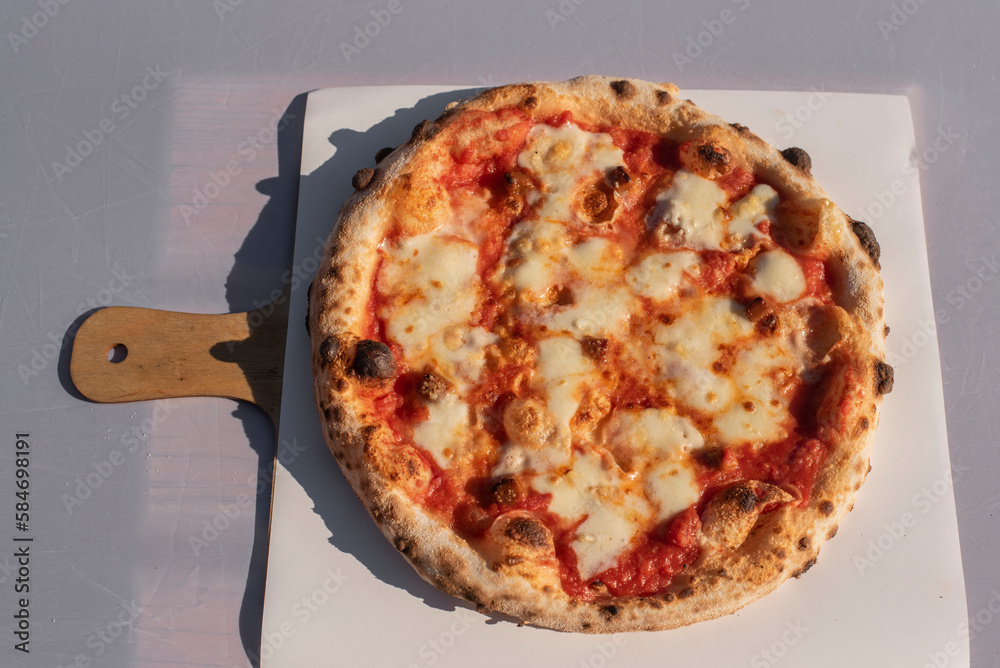 Pizza z pieca opalanego drewnem.