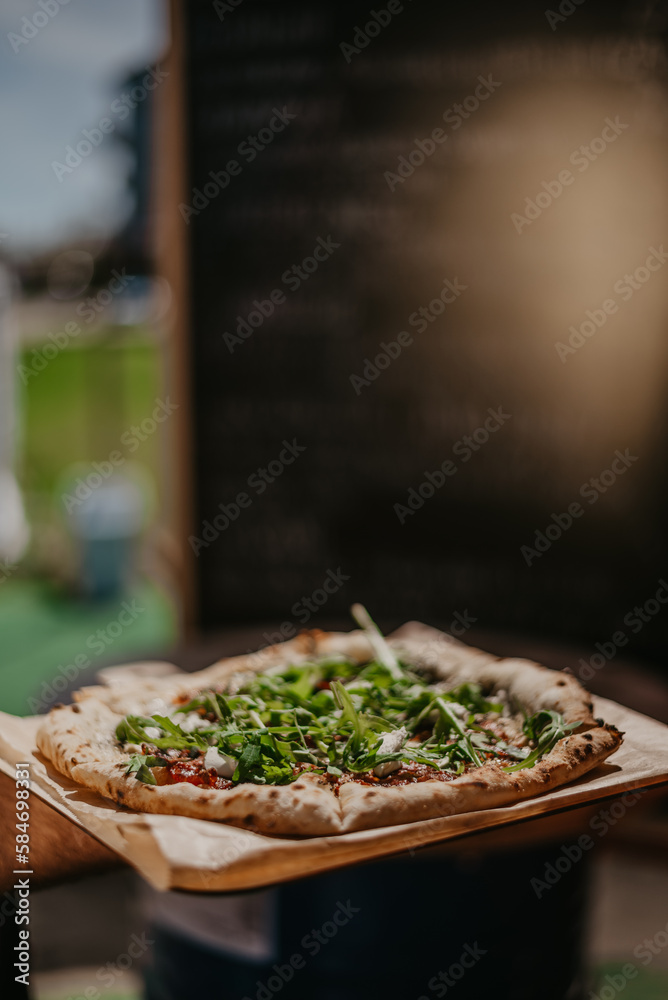 Pizza z pieca opalanego drewnem.
