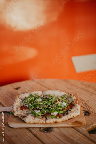 Obraz na płótnie Pizza z pieca opalanego drewnem. w salonie