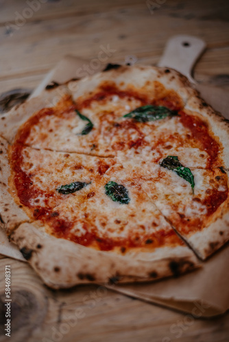 Obraz na płótnie Pizza z pieca opalanego drewnem. w salonie