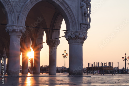 Dogenpalast bei Sonnenaufgang in Venedig
