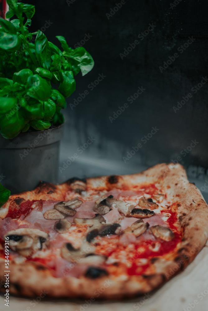 Pizza z pieca opalanego drewnem.