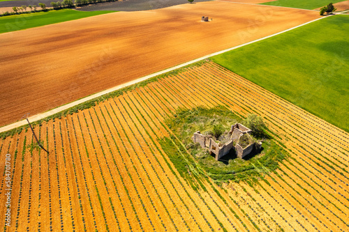 Vue en drone des champs agricoles avec un château en ruine sur le plateau de Valensole en France photo