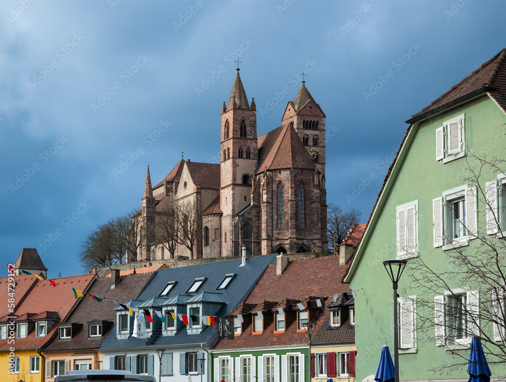 Obraz premium Breisach am Rhein, Germany - February 22, 2023: Historic town of Breisach with a view of the houses and the cathedral, Baden-Wurttemberg