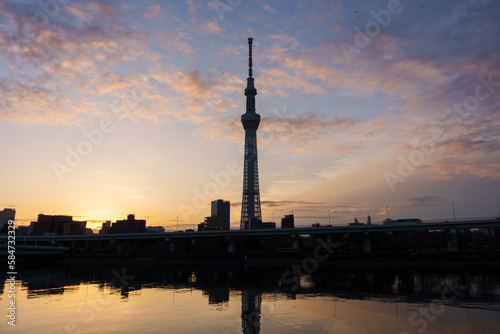 朝日が昇る直前の東京スカイツリーと朝焼けの空と隅田川