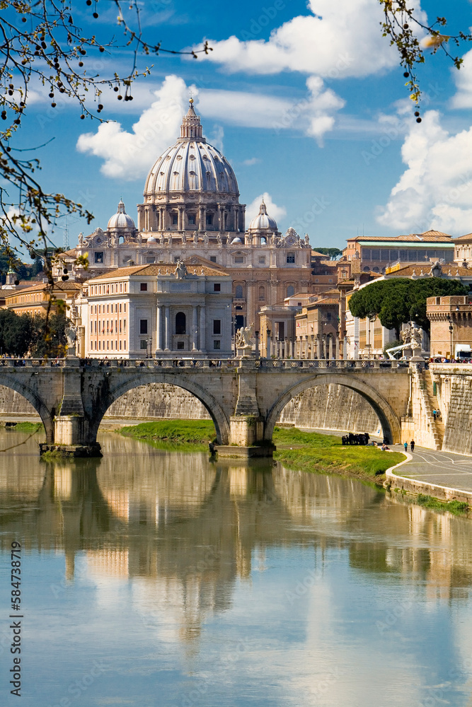 Roma. Ponte sul Tevere verso la Cupola di San Pietro