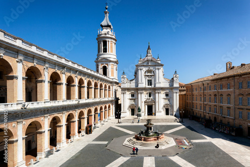 Loreto, PG. Piazza con fontana centrale del Santuario della Santa Casa