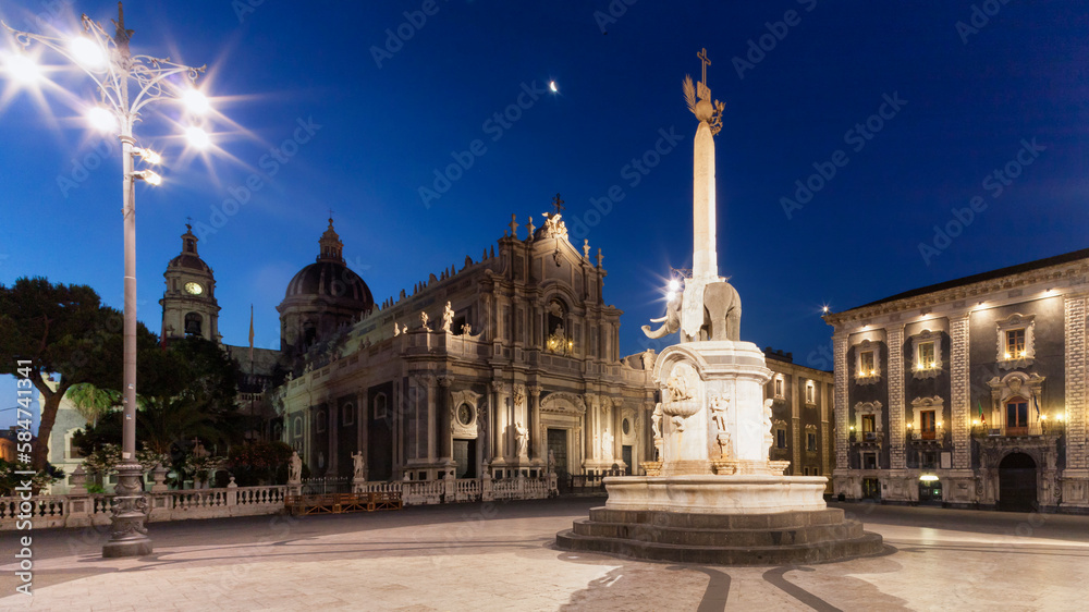 Catania. Piazza del Duomo con il monumento all' Elefante- u liotru 
