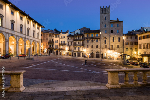 Arezzo. Toscana, Piazza Grande con palazzi di notte 