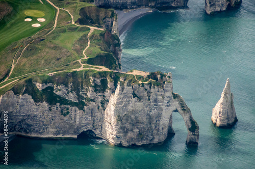 Φωτογραφία vue aérienne des falaises d'Étretat en Seine Maritime en France