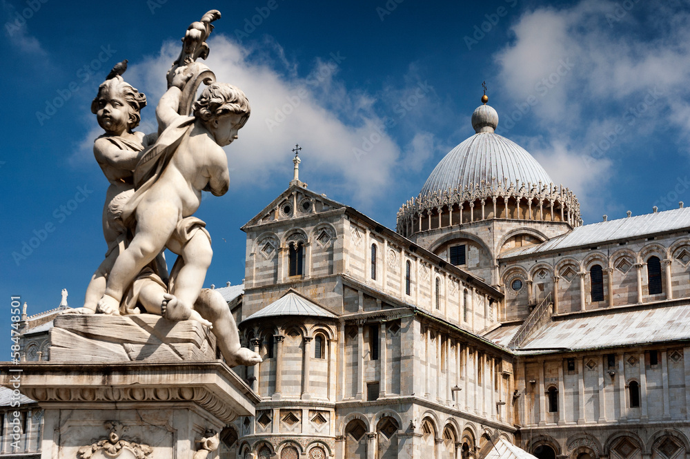 Pisa. Piazza del Duomo con gruppo scultoreo e abside
