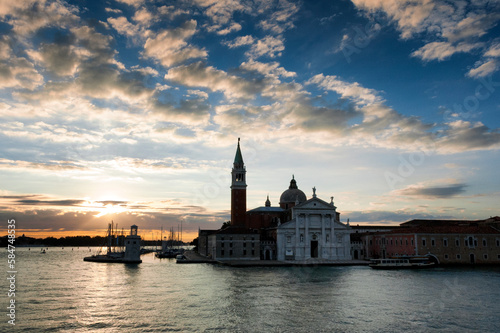 Venezia. Isola con Cattedrale di San Giorgio Maggiore al crepuscolo 