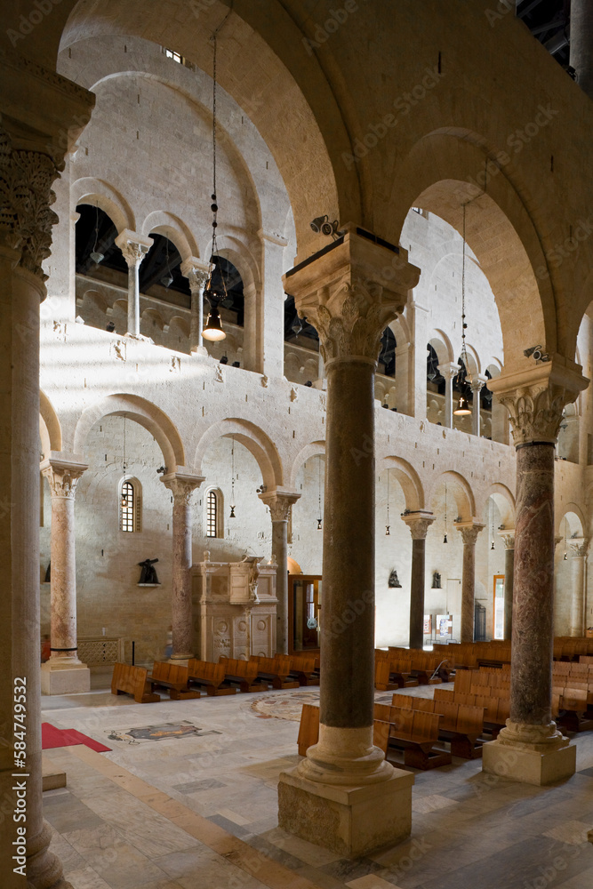 Trani, Puglia. Interno della Basilica Cattedrale Beata Maria Vergine Assunta
