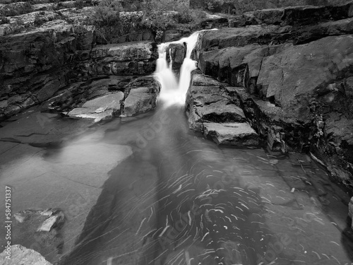 Cascada en blanco y negro photo