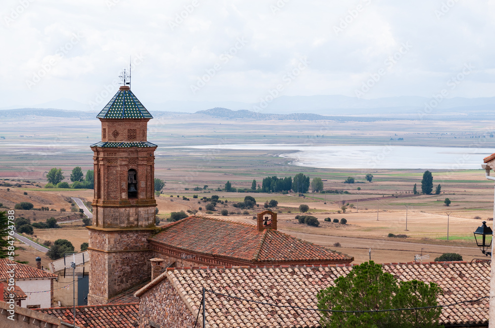 Vista de la laguna de Gallocanta en Aragón con torre en primer plano.