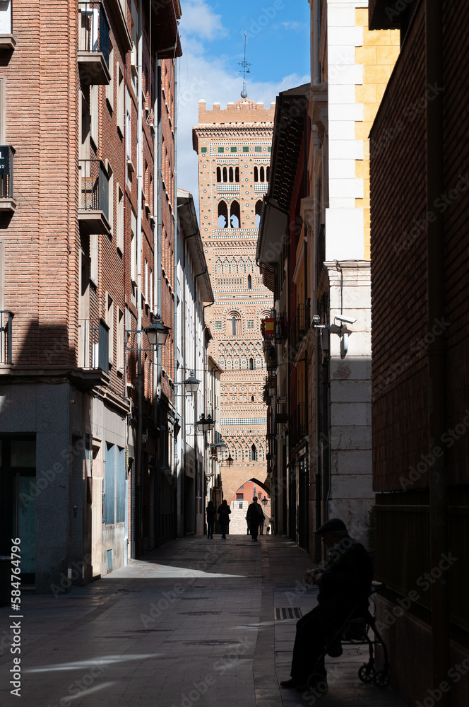 Vista de una calle de Teruel con torre mudéjar al fondo en Aragón, España.
