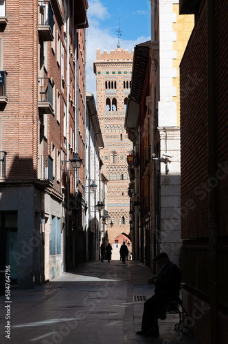 Vista de una calle de Teruel con torre mudéjar al fondo en Aragón, España.