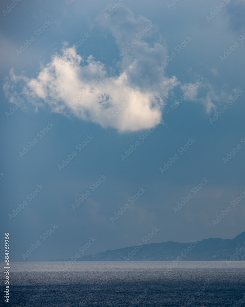Naklejka premium Seascape , white cloud above the mountain on a stormy day.