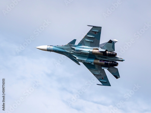Fotografía Moscow Russia Zhukovsky Airfield 25 July 2021: aerobatic Su-30 perfoming demonst