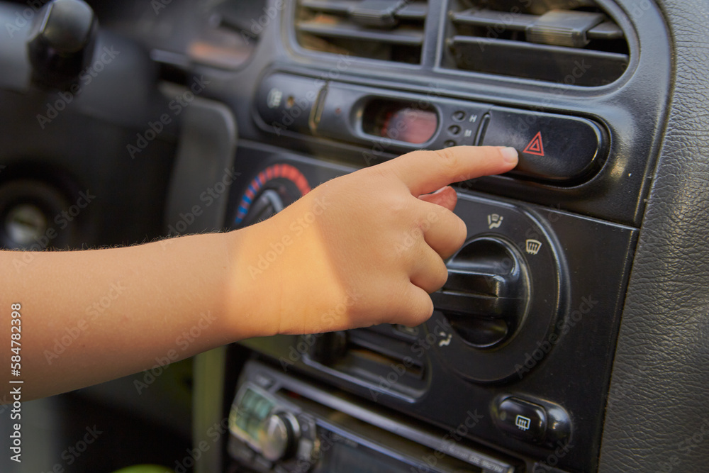 turn on the emergency button of the car,child presses the emergency button of the car