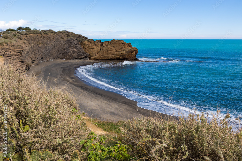 Plage de sable noir et falaises volcaniques du Cap d'Agde