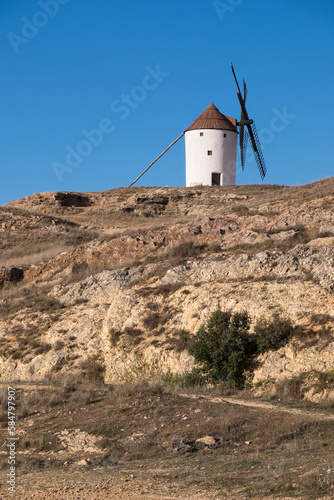 Paisaje con molino en Mota del Cuervo, provincia de Cuenca, Castilla - La Mancha, España