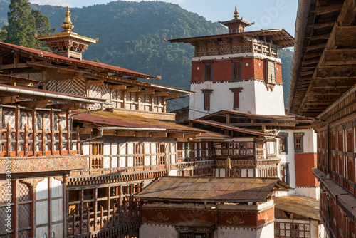 Le dzong de Trongsa situé dans le Bhoutan central. photo