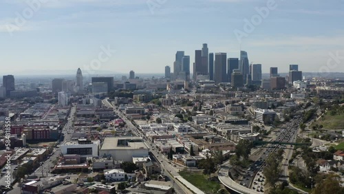 Wallpaper Mural 2022 - Excellent aerial footage of cars driving away from downtown Los Angeles. Torontodigital.ca