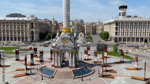 2022 - establishing shot of Maidan Nezalezhnosti statue in Independence Square on the Maidan, Kyiv, Kiev, Ukraine with traffic and buildings background. photo