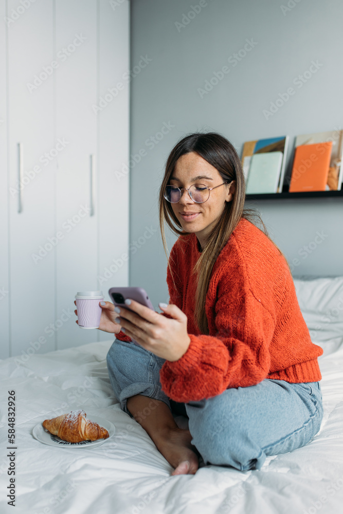 © Ivona Zivulj/Stocksy - Pretty Young Woman Using Her Phone © Ivona Zivulj/Stocksy - Pretty Young Woman Using Her Phone