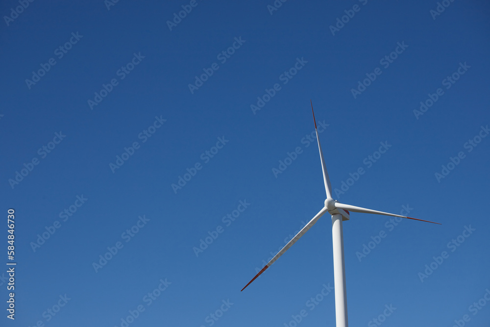 青空に映える風力発電機 青空に映える風力発電機