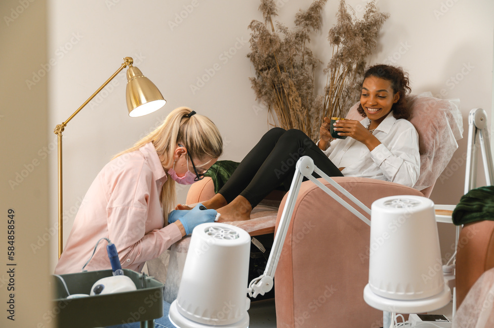 © Alina Hvostikova/Stocksy - Happy client during pedicure in beauty salon © Alina Hvostikova/Stocksy - Happy client during pedicure in beauty salon