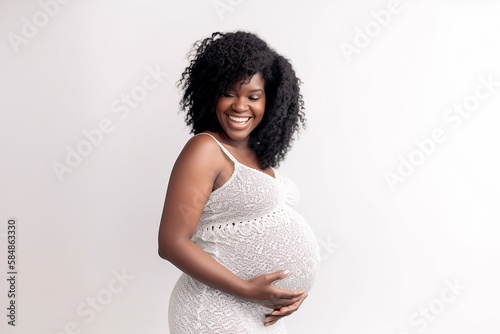 gestante  sorrindo com bela barriga de gravidez