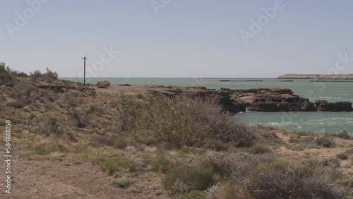 Vista con faro en playa