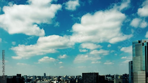 空と雲と街とビルの映像、昼間