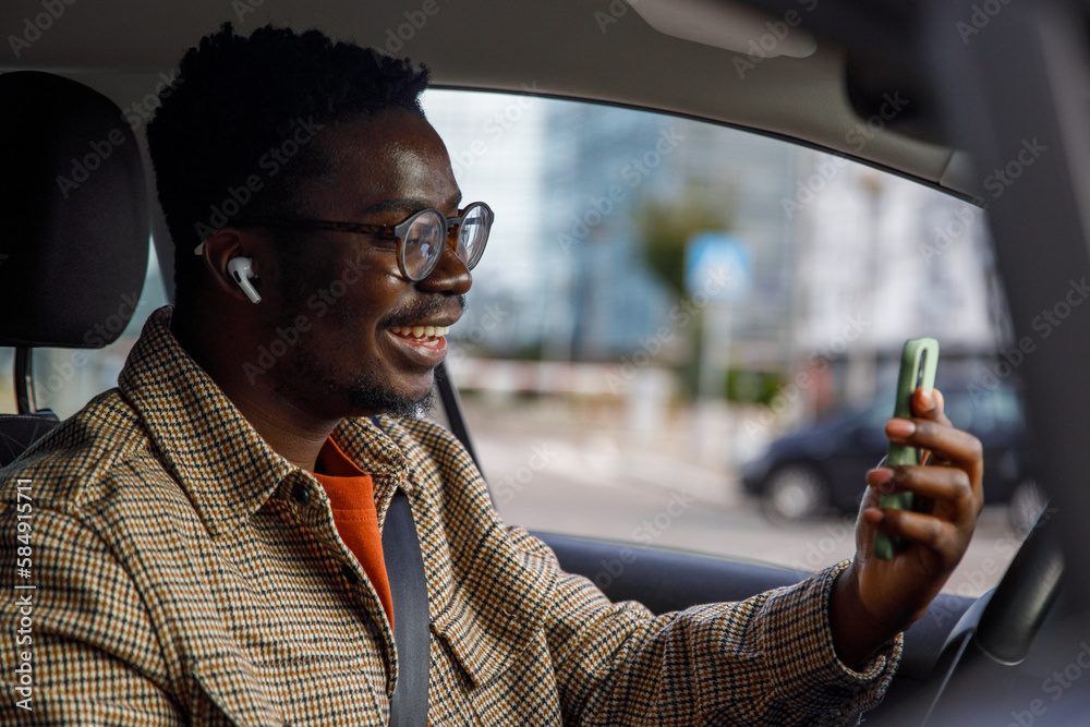 © Jovo Jovanovic/Stocksy - Man video chatting using mobile phone in car © Jovo Jovanovic/Stocksy - Man video chatting using mobile phone in car