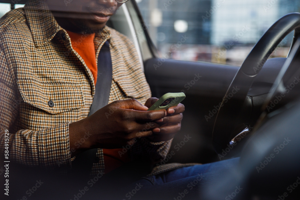 © Jovo Jovanovic/Stocksy - Hands of man text messaging using smart phone sitting in car © Jovo Jovanovic/Stocksy - Hands of man text messaging using smart phone sitting in car