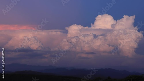 雷雲と山脈のタイムラプス