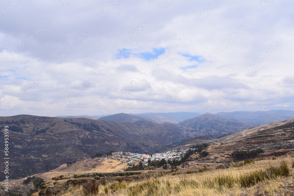 Naklejka premium Vista paisajisto de un pueblo de la sierra peruana (Miraflores - Huanuco)