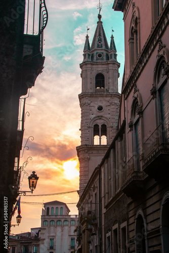 Foto street in the historical center of Acireale at sunset