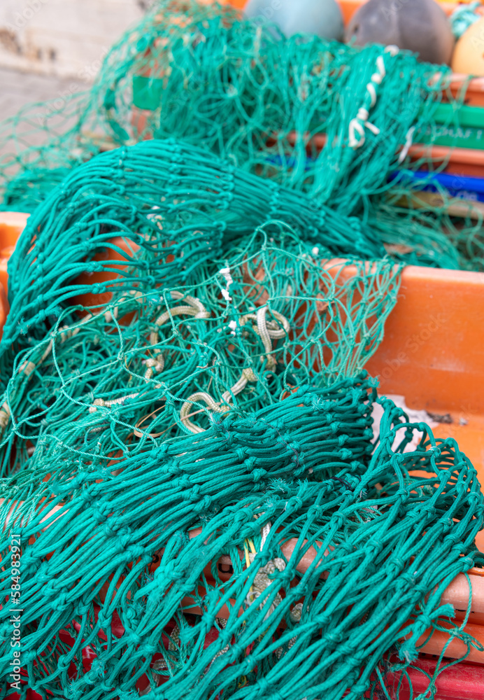 Fischerei, Netz und Fischkisten in einen Hafen