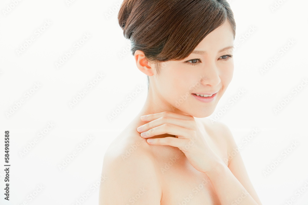 肩に手を置く笑顔の女性
