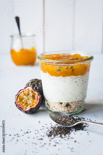 Joghurt Desert mit Mango, Passionsfrucht, Chia und Granola