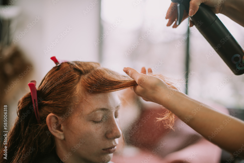 Fototapeta premium Putting hairspray