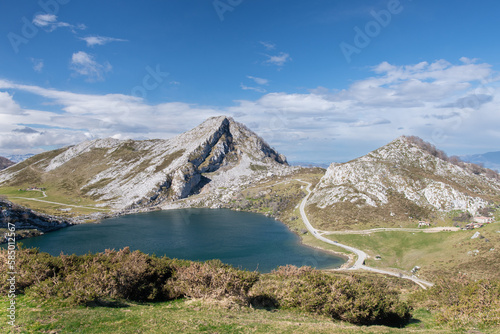 Bergsee Covadonga im Nationalpark Picos de Europa in Asturien in Nordspanien 