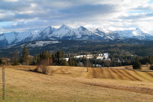 Fototapeta Naklejka Na Ścianę i Meble -  Góry Tatry w Europie w pierwszy dzień wiosny.